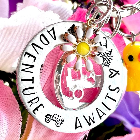 Adventure Awaits - Hand Stamped Keychain - Adventure Gift - Nature Gift - Picture 3 of 3